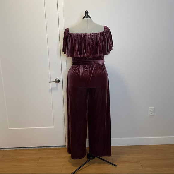 Eloquii Elements | 24 | Velvet Jumpsuit - Picture 3 of 9